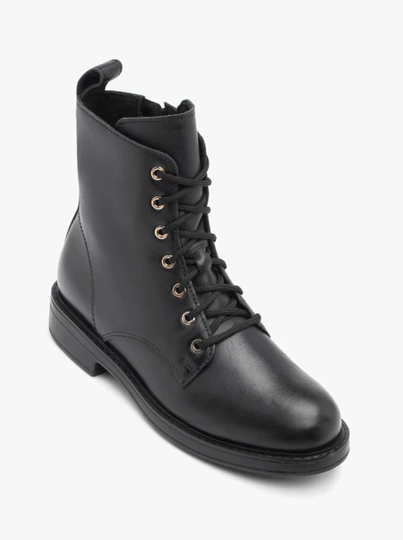 Schwarz genarbte Lederstiefel