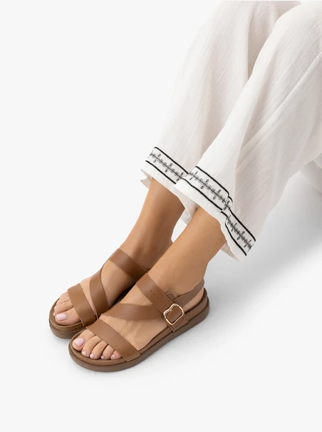 Sandalen aus braunem genarbtem Leder