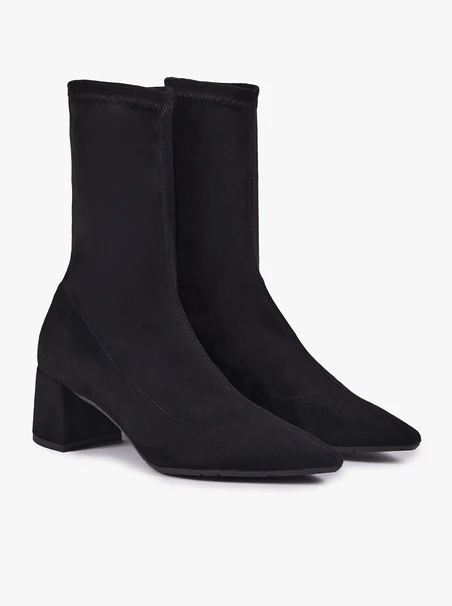 Schwarze, elastische Stiefeletten, die über dem Knöchel enden