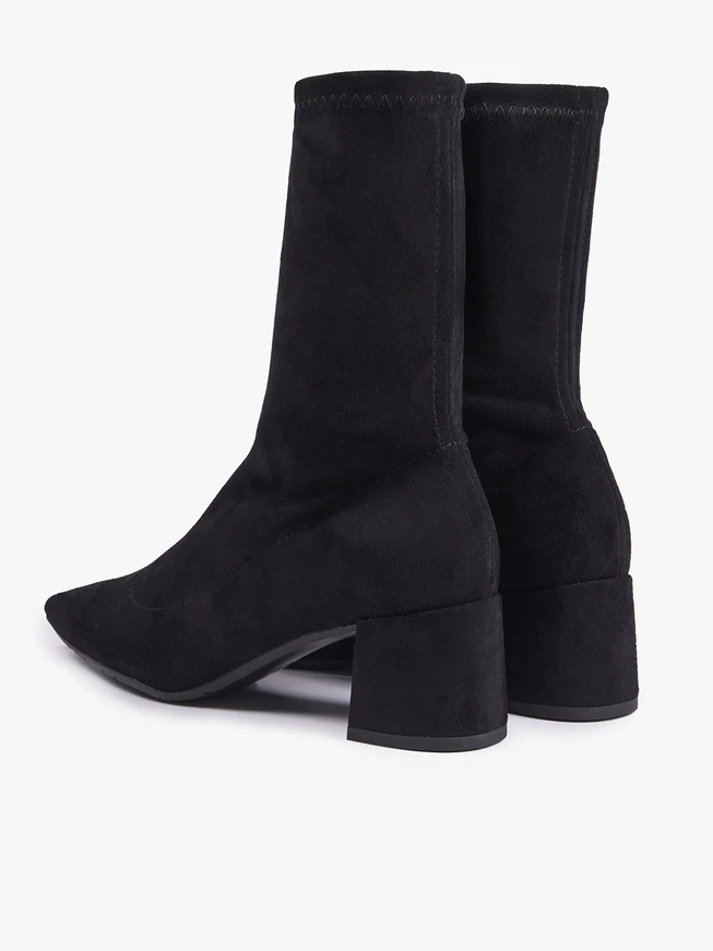 Schwarze, elastische Stiefeletten, die über dem Knöchel enden