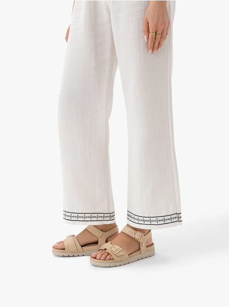 Beigefarbene Sandalen mit dickerem Boden und zwei Riemen