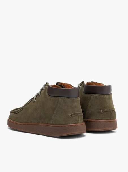 Dunkelgrüne Sportstiefel