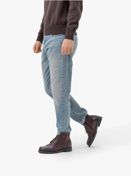 Kastanienbraune isolierte Stiefel
