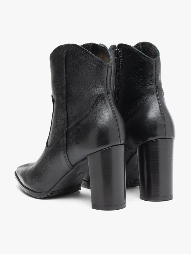 Schwarze hochhackige Cowboystiefel