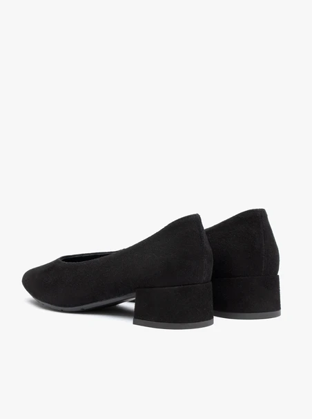 Schwarze Velourspumps mit niedrigem Stilettoabsatz
