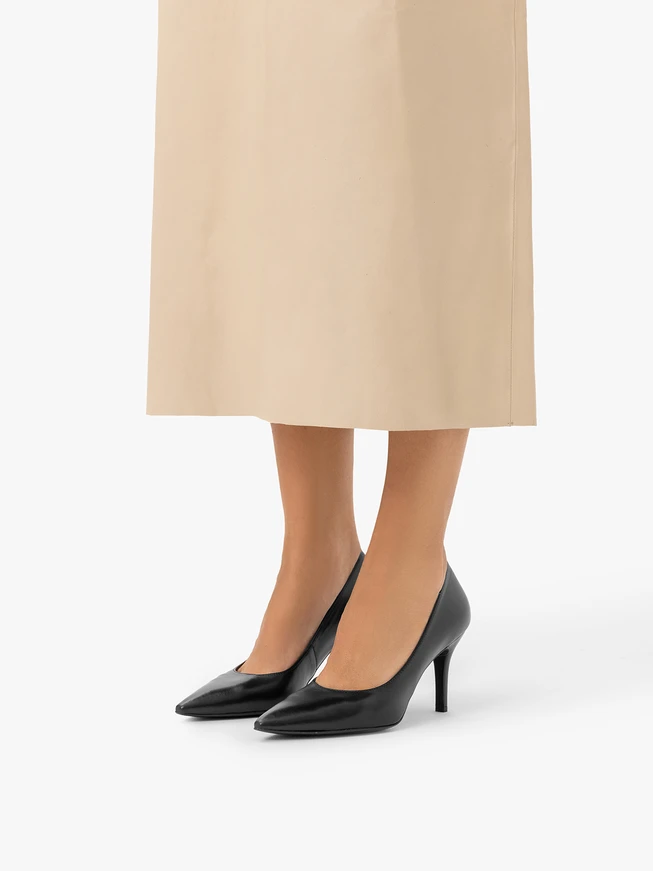 Dunkelbraune Pumps aus genarbtem Leder