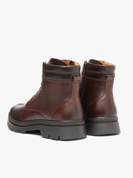 Braune Stiefel aus Leder und Velours