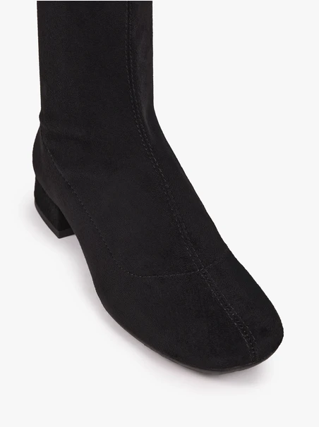 Schwarze, elastische Stiefeletten