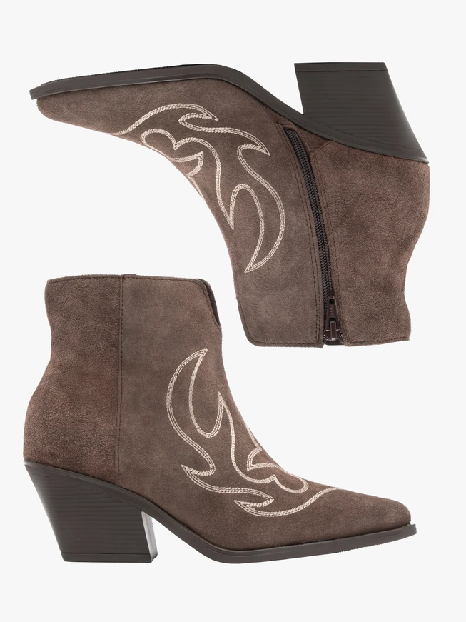 Braune Cowboy-Stiefeletten mit Ziernähten