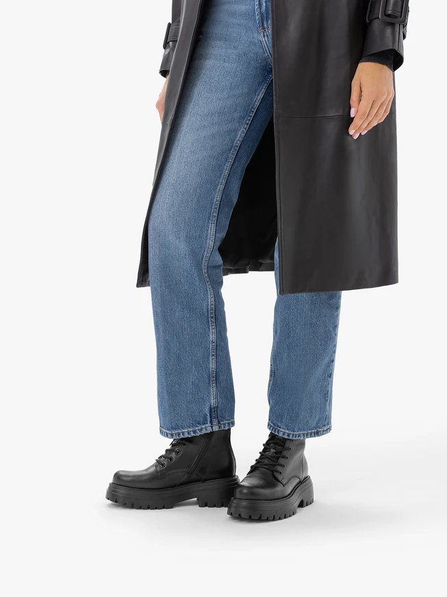 Schwarze Wanderschuhe mit dicker Sohle