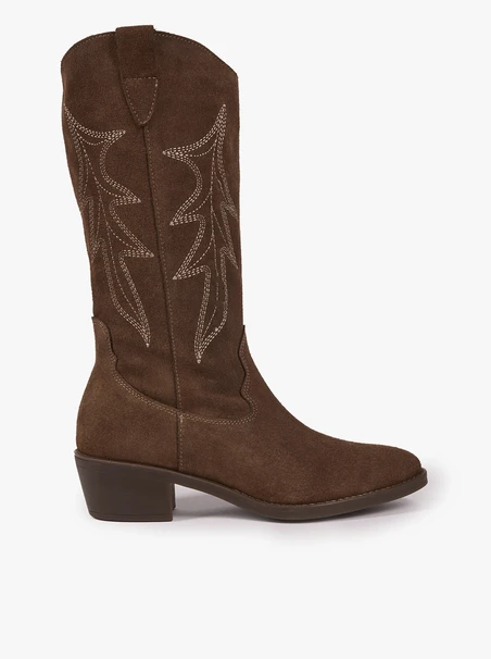 Braune genähte Cowboystiefel