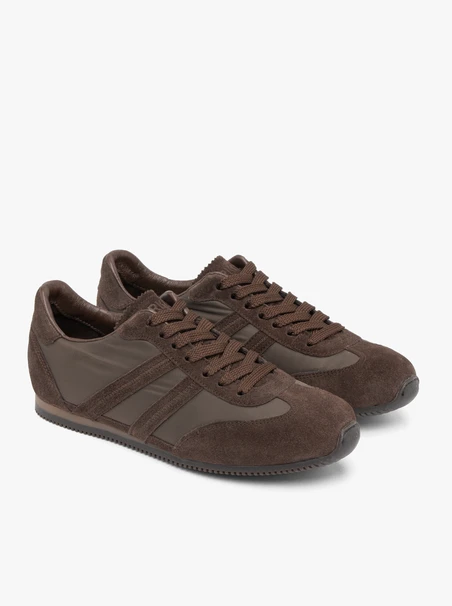 Braune Sporthalbschuhe