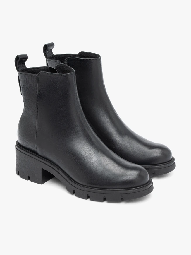 Schwarze solide Stiefel