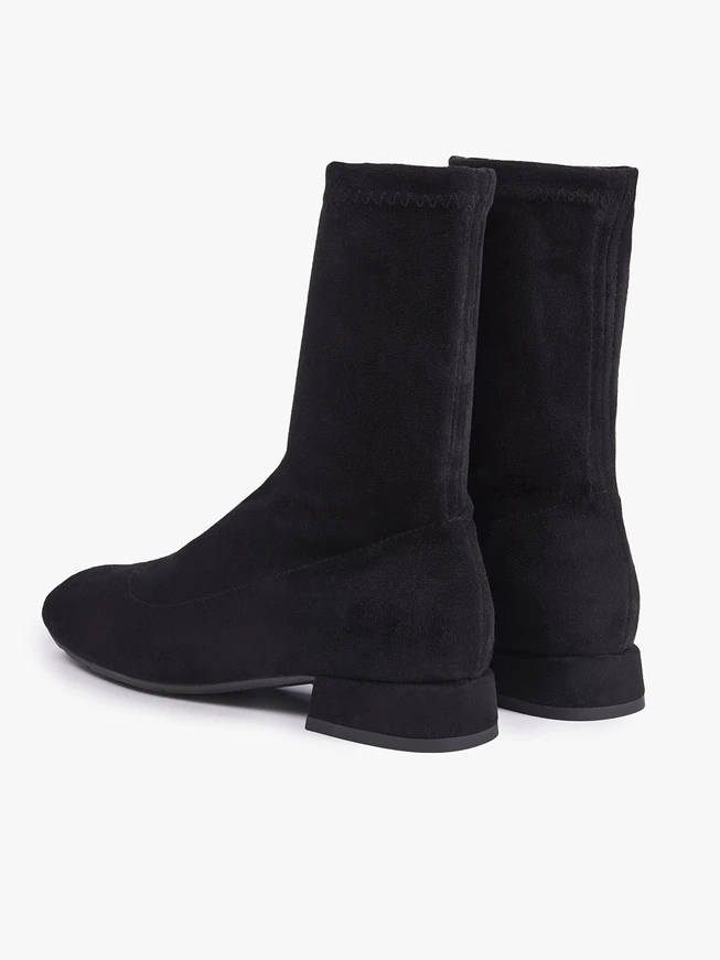 Schwarze, elastische Stiefeletten