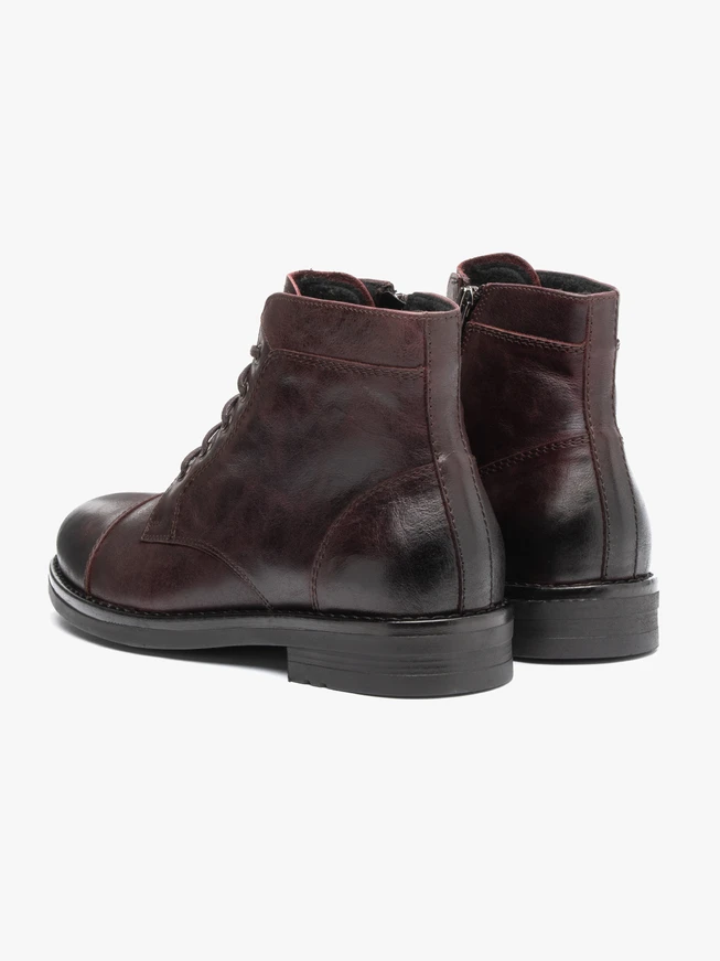 Kastanienbraune isolierte Stiefel