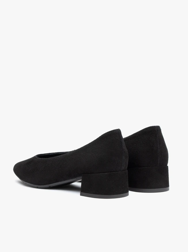 Schwarze Velourspumps mit niedrigem Stilettoabsatz