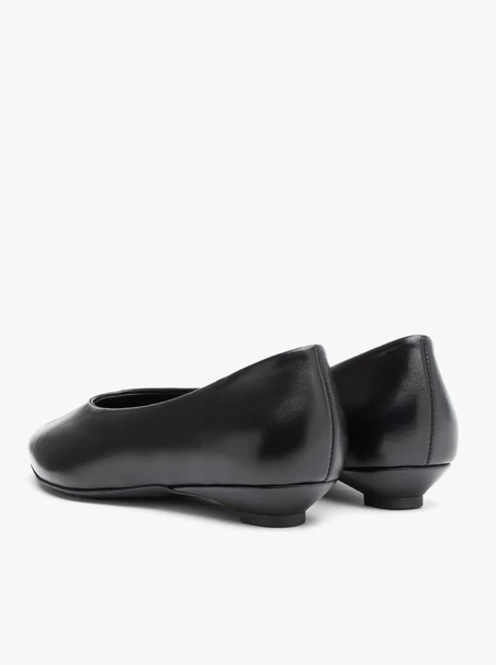 Schwarze Ballerinas mit spitzer Zehe