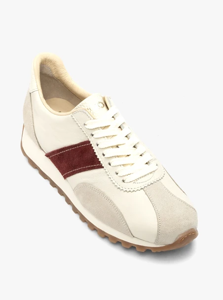 Cremefarbene Sportschuhe mit burgunderrotem Streifen