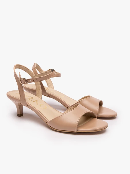 Beigefarbene hochhackige Sandalen