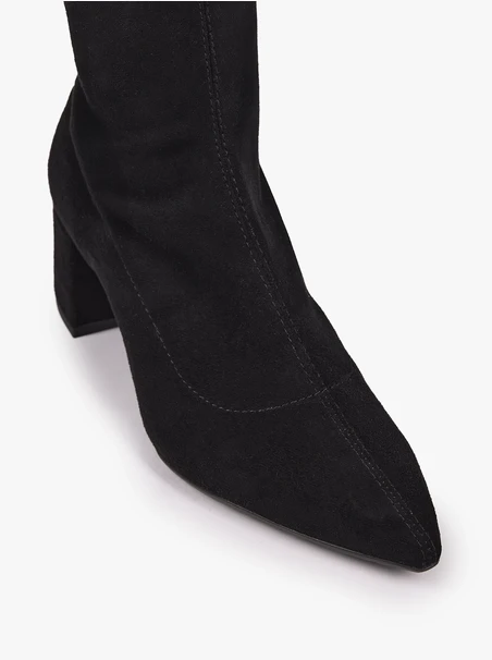Schwarze, elastische Stiefeletten, die über dem Knöchel enden