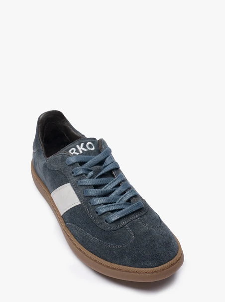 Marineblaue Sportschuhe mit einem hellblauen Streifen