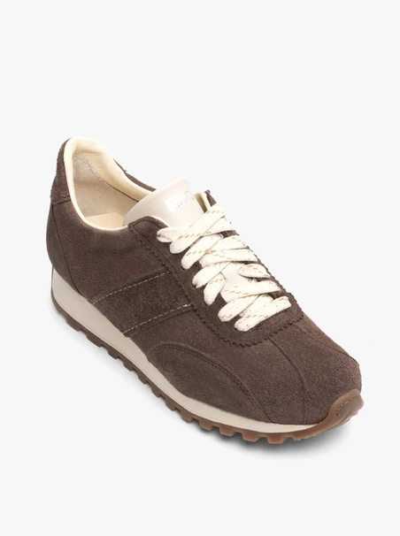 Braune und cremefarbene Sporthalbschuhe