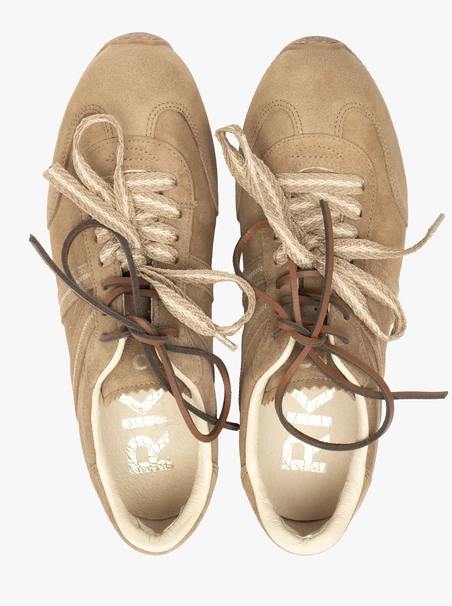 Dunkelbeige Sporthalbschuhe