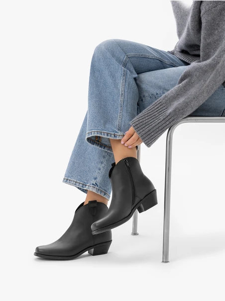 Schwarze hochhackige Stiefel
