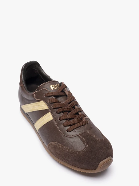 Braune halbe Sportschuhe mit leuchtend gelbem Streifen