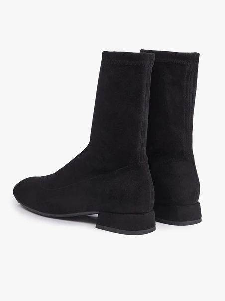 Schwarze, elastische Stiefeletten
