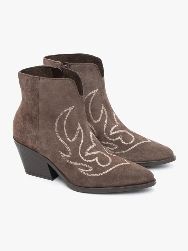 Braune Cowboy-Stiefeletten mit Ziernähten