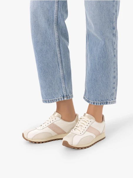 Cremefarbene Sportschuhe mit goldenen Streifen