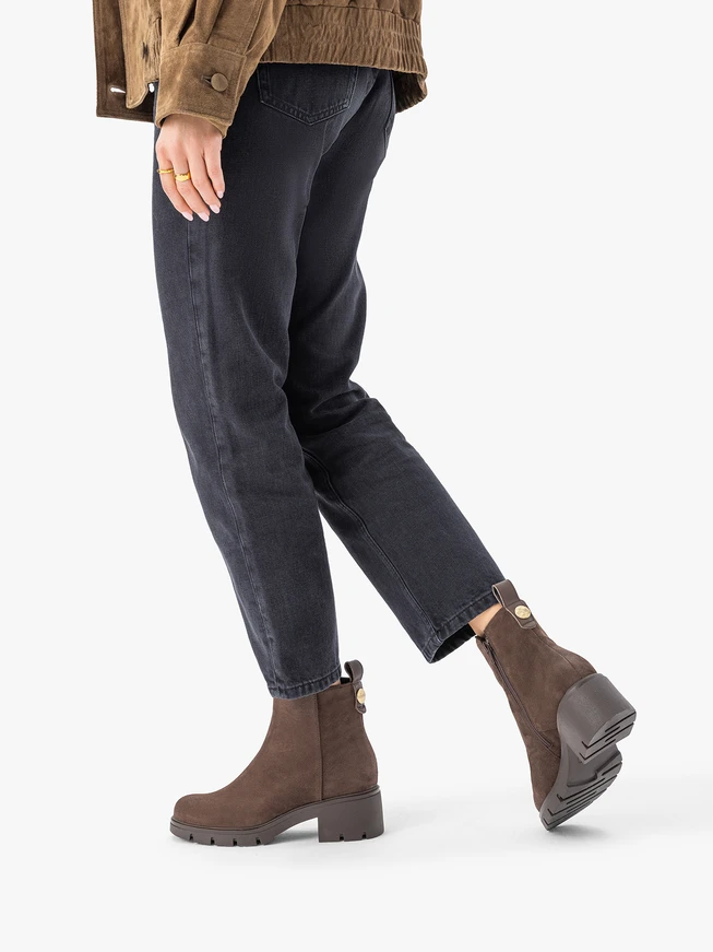 Dunkelbraune isolierte Lederstiefel
