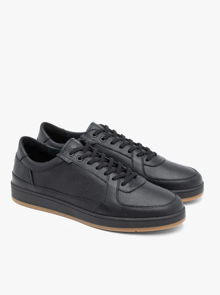 Schwarze Sporthalbschuhe