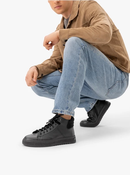 Schwarze Sportschuhe
