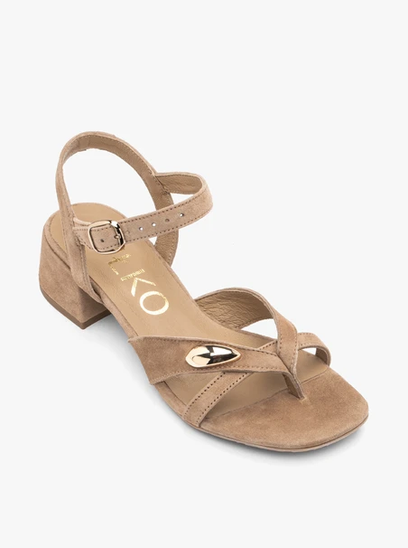 Hellbraune Flip Flops mit niedrigem Absatz und Verzierung