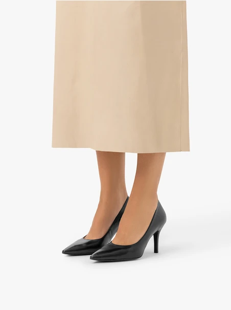 Dunkelbraune Pumps aus genarbtem Leder