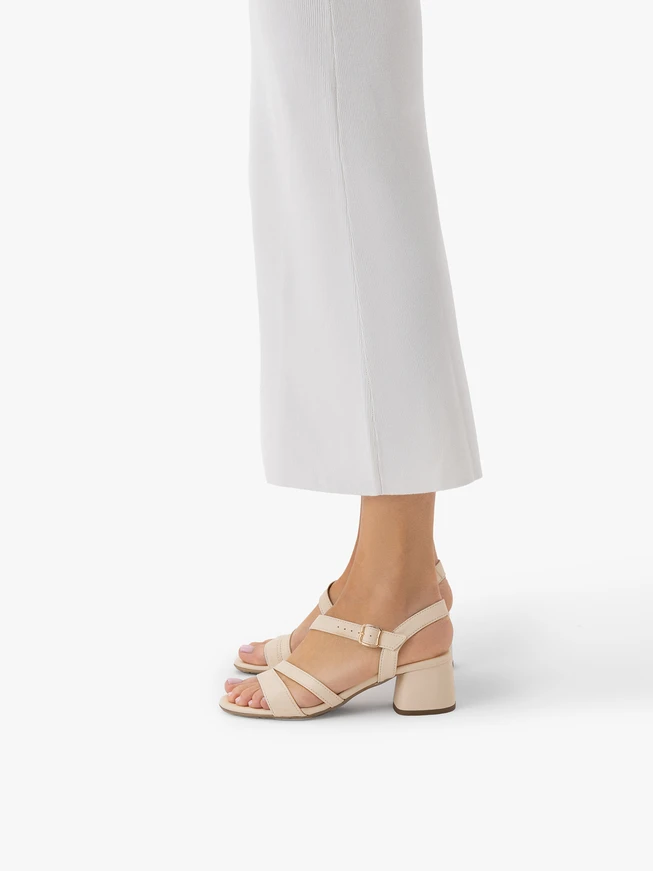 Cremefarbene Riemchensandalen