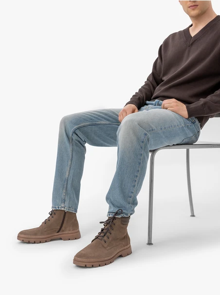 Graubraune Stiefel