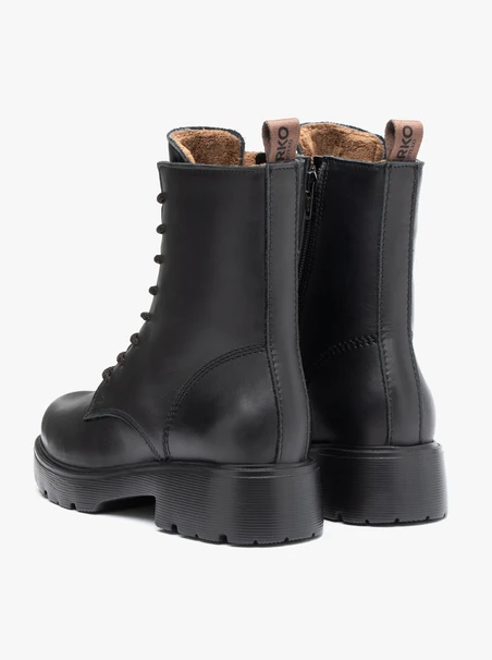 Schwarz genarbte Lederstiefel