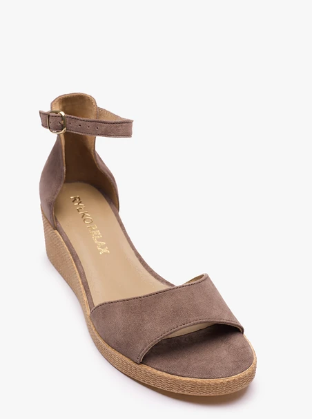 Graue Plateausandalen