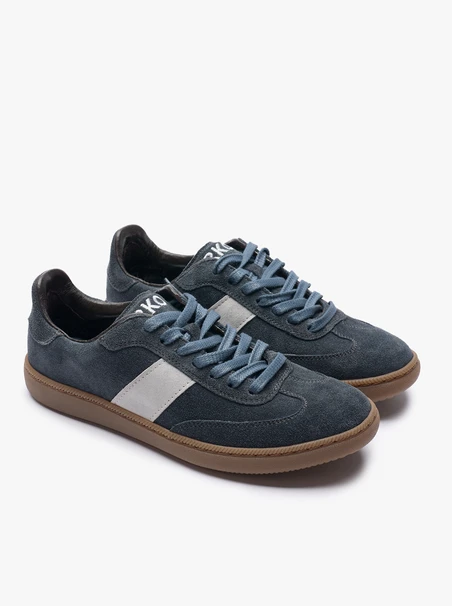 Marineblaue Sportschuhe mit einem hellblauen Streifen