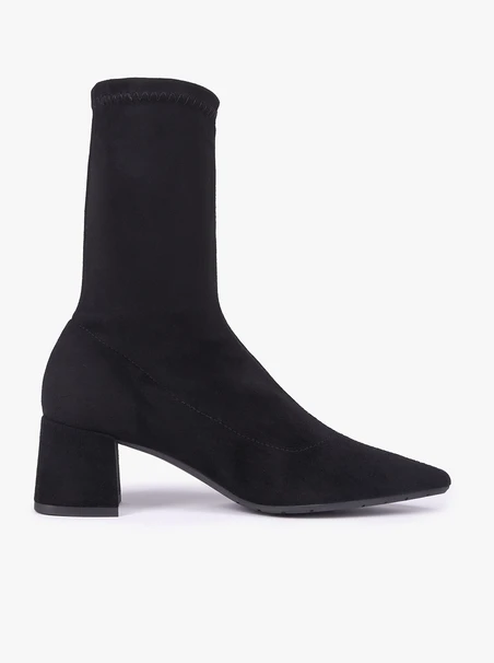 Schwarze, elastische Stiefeletten, die über dem Knöchel enden