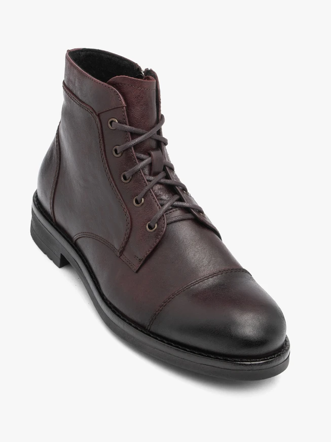 Kastanienbraune isolierte Stiefel