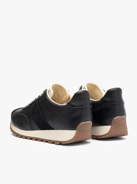 Schwarze Sporthalbschuhe