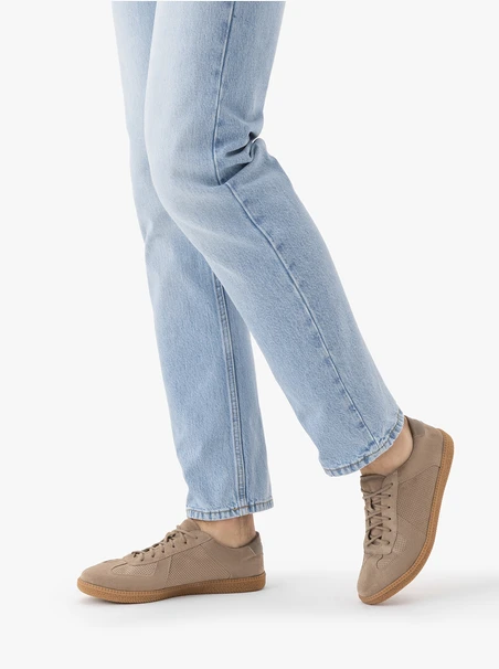 Beige halbe Sportschuhe mit Perforationen