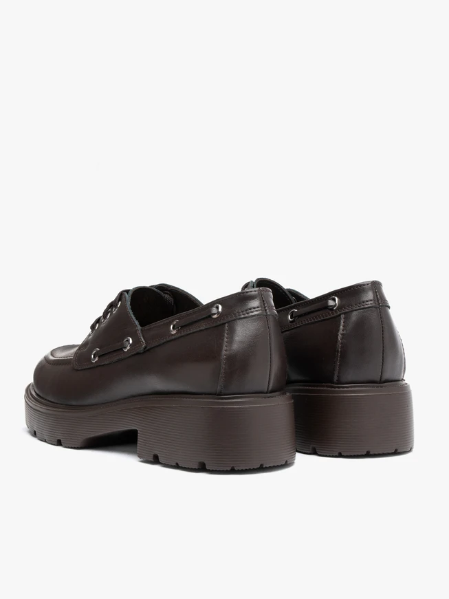 Dunkelbraune Halbstiefel mit Trapperböden