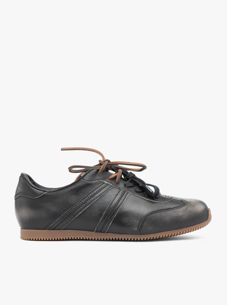 Schwarze, schattierte Sporthalbschuhe