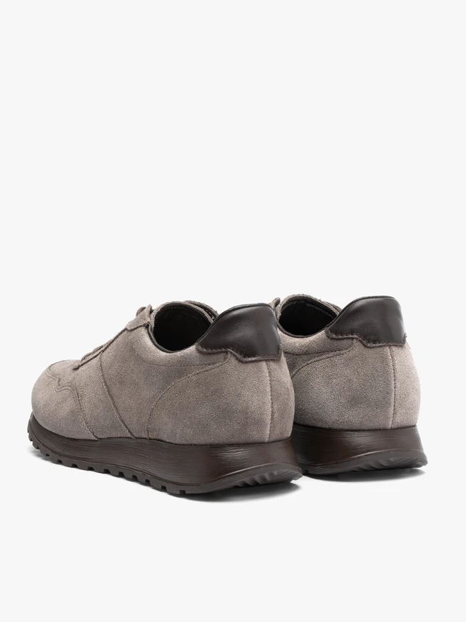Graue Sporthalbschuhe
