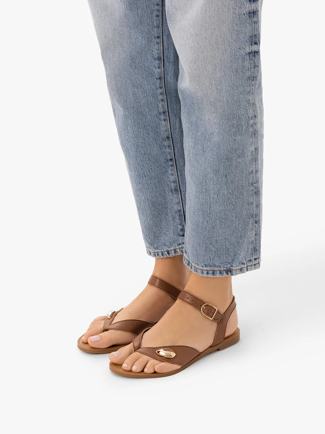 Braune Flip Flops mit Verzierung